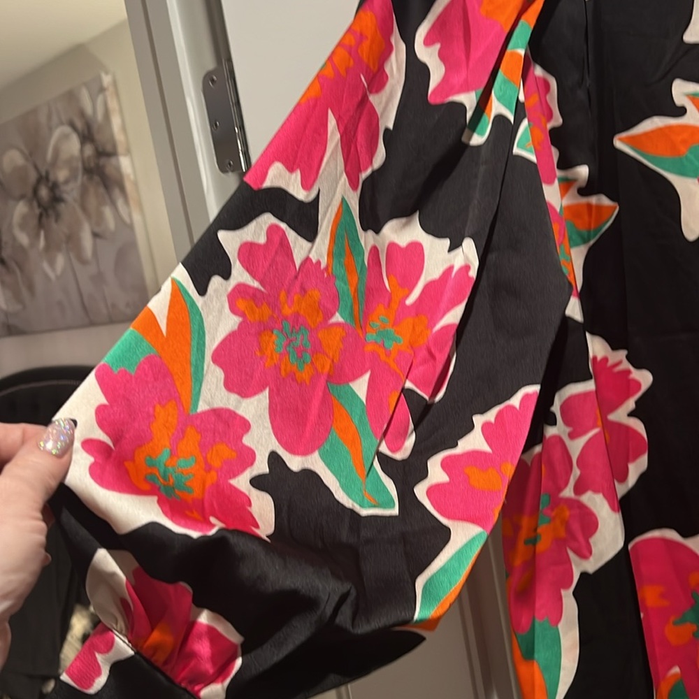 Gorgeous Entro floral blouse. NWT. Size XL. - Picture 3 of 10